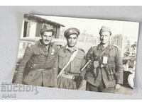 Стара  Военна снимка войници униформа орден автомат