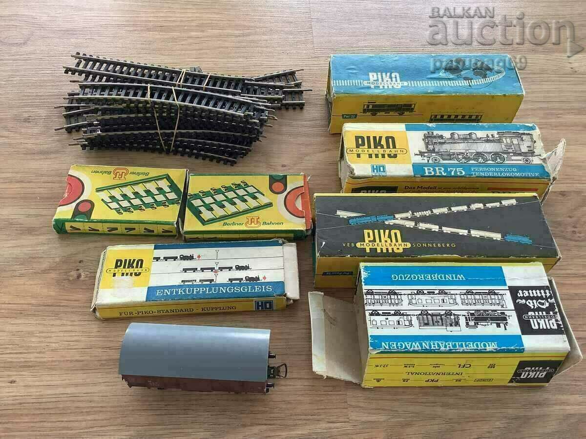 Auction PIKO train 2 locomotives and 3 wagons and rails Auction PIKO train 2 locomotives and 3 wagons and rails