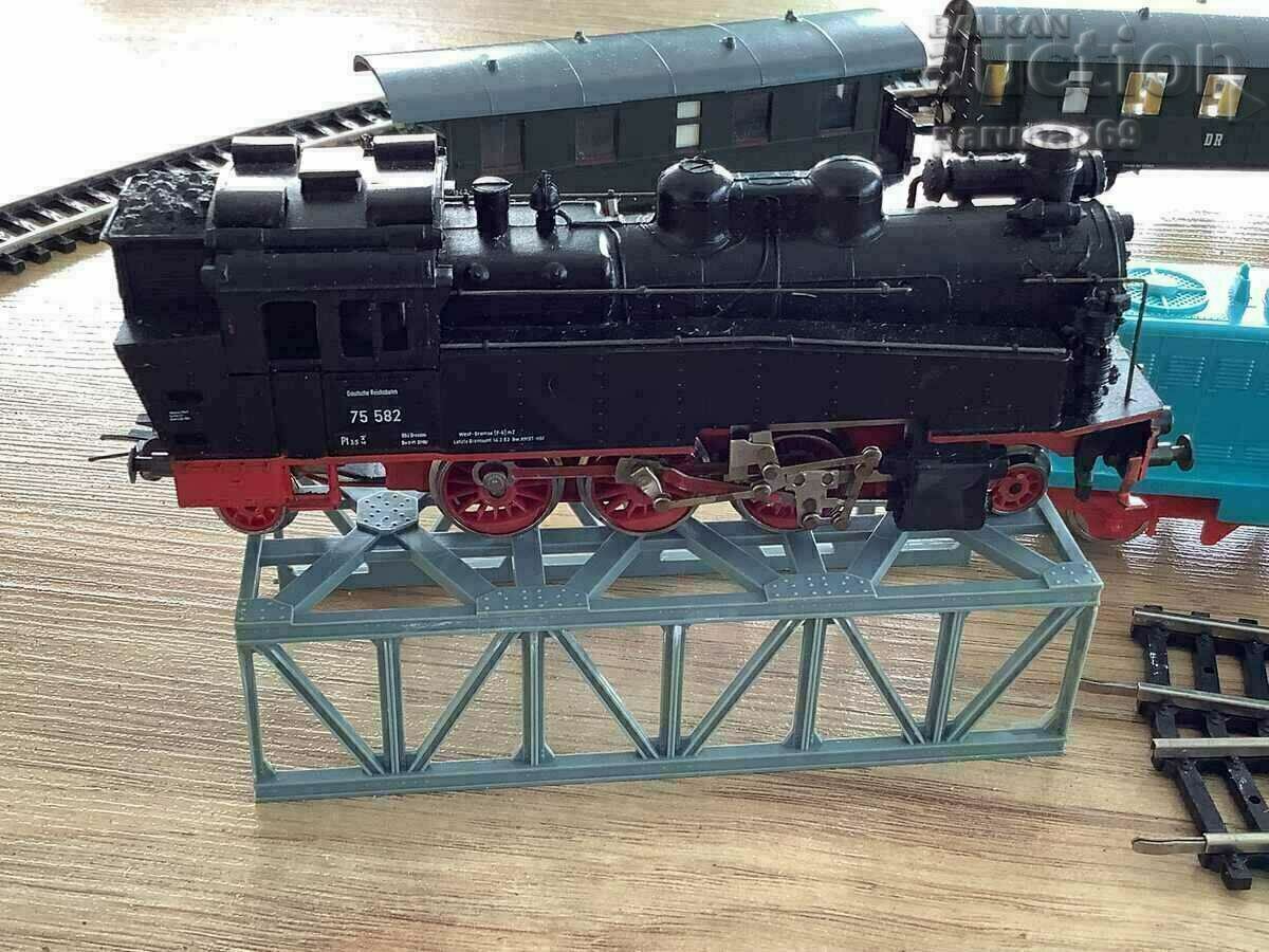 Delivery of PIKO train 2 locomotives and 3 wagons and rails Delivery of PIKO train 2 locomotives and 3 wagons and rails