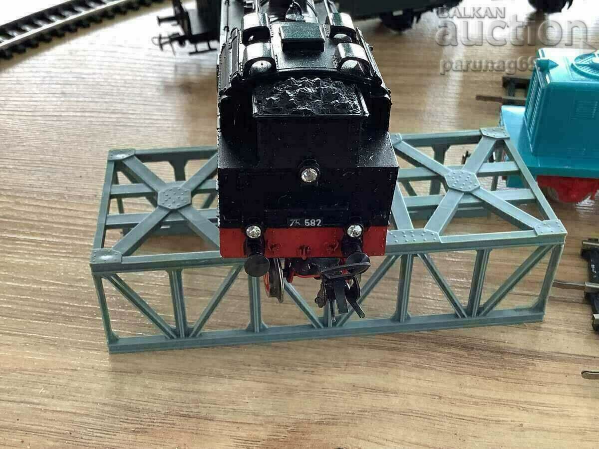 PIKO train 2 locomotives and 3 wagons and rails - 5 PIKO train 2 locomotives and 3 wagons and rails - 5