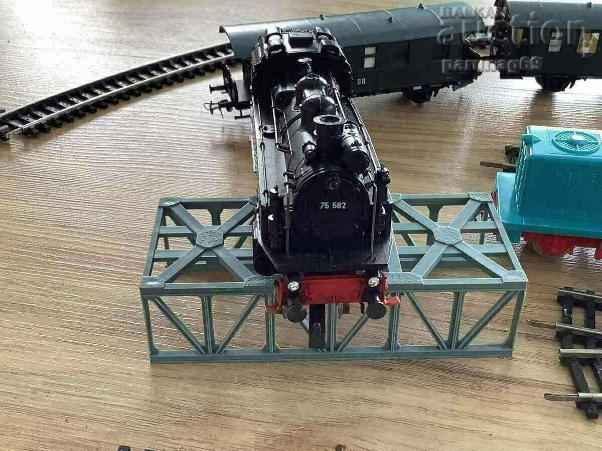 PIKO train 2 locomotives and 3 wagons and rails - 6 PIKO train 2 locomotives and 3 wagons and rails - 6