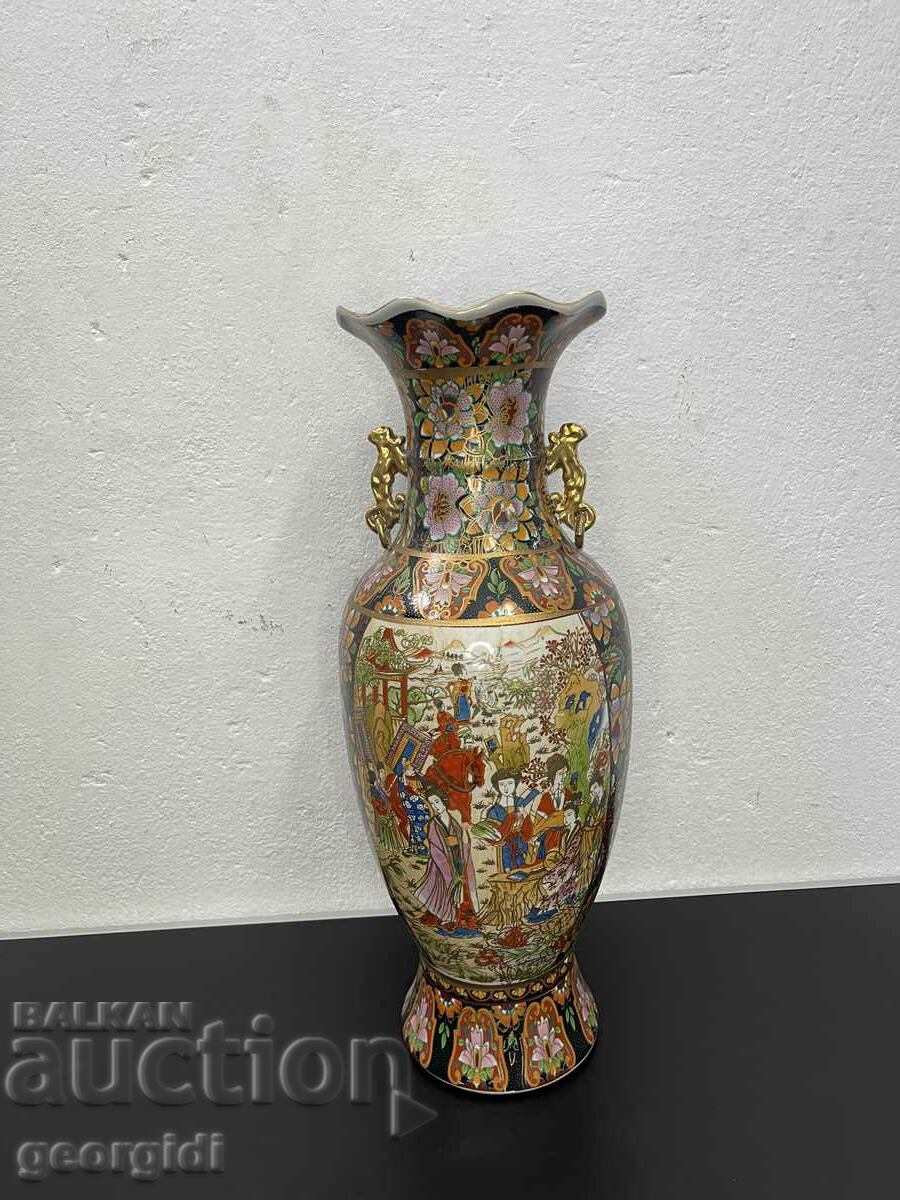 A large Chinese vase. #5717