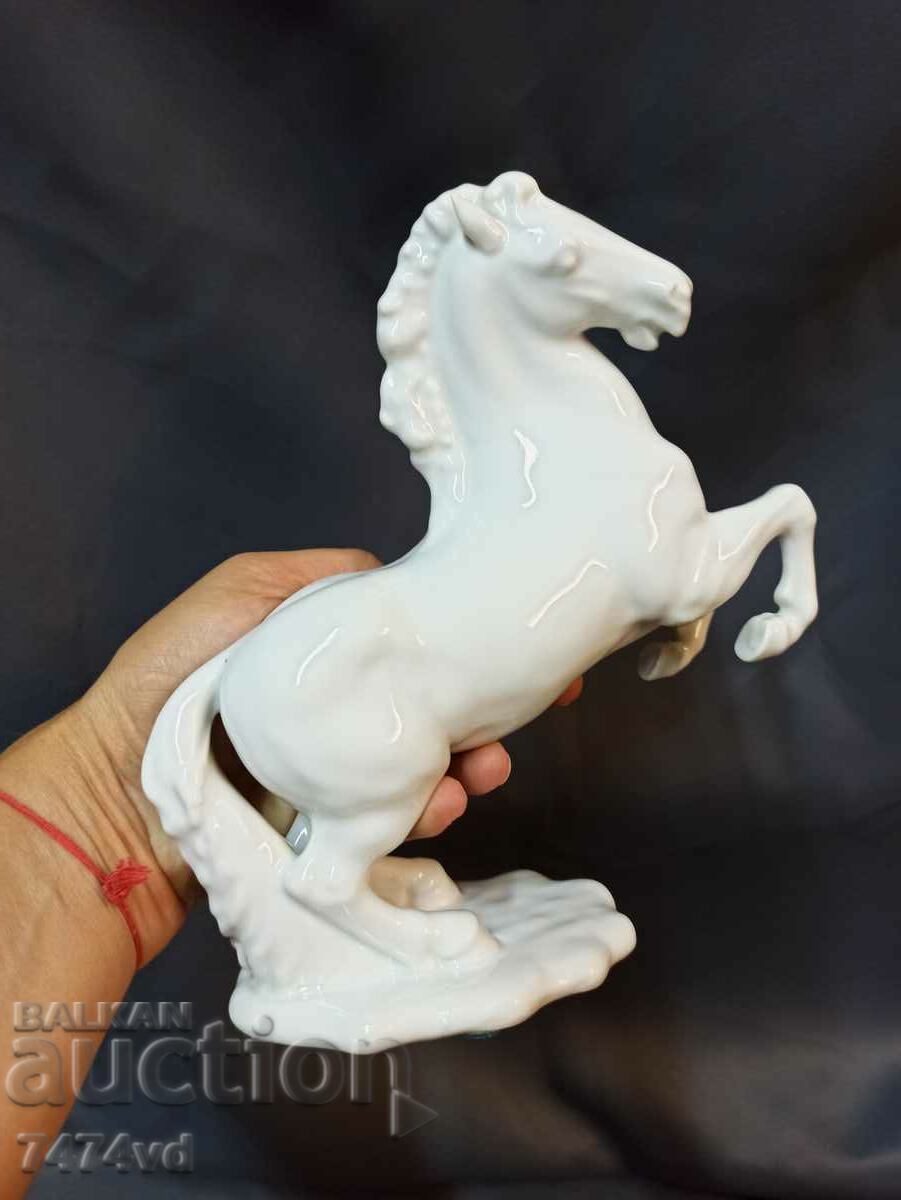 Auction Porcelain sculpture of a horse 20 cm high Auction Porcelain sculpture of a horse 20 cm high