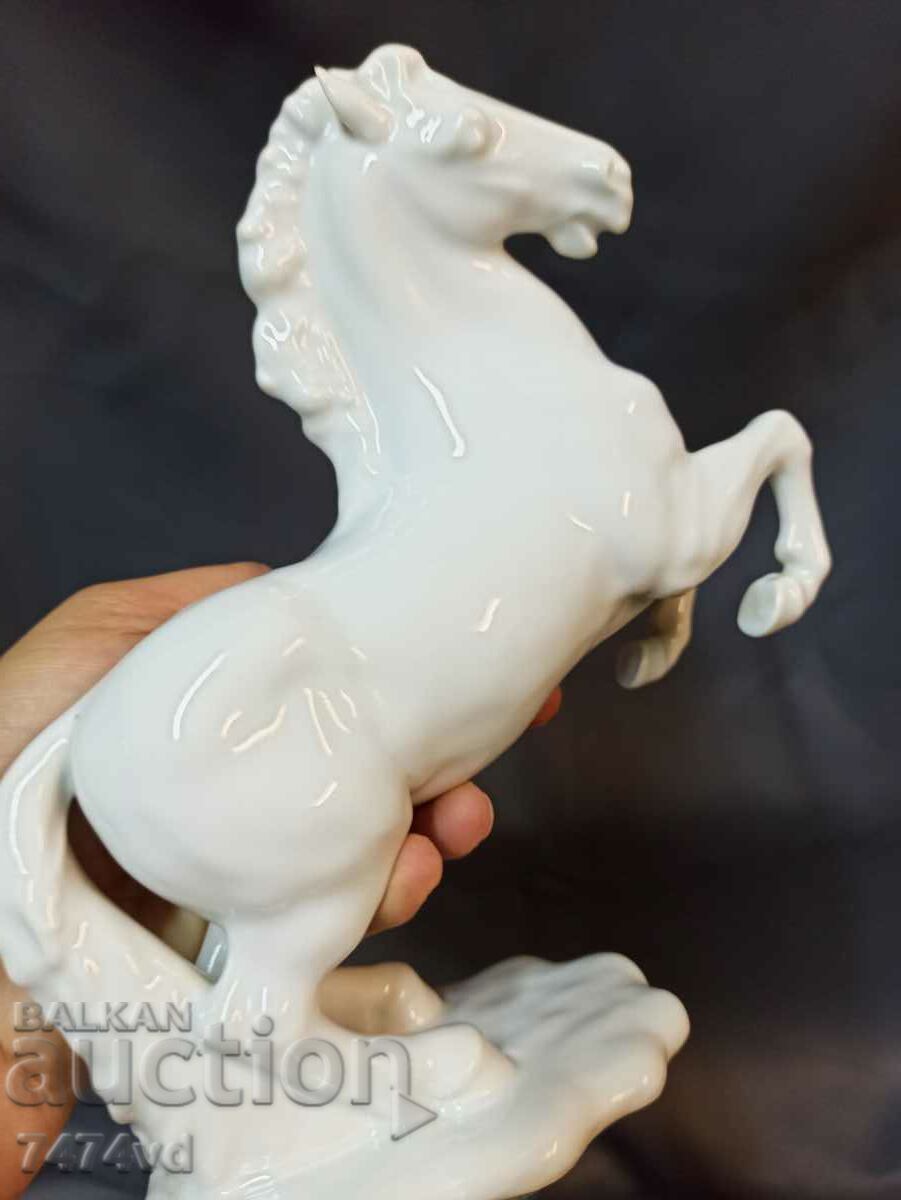 Delivery of Porcelain sculpture of a horse 20 cm high Delivery of Porcelain sculpture of a horse 20 cm high