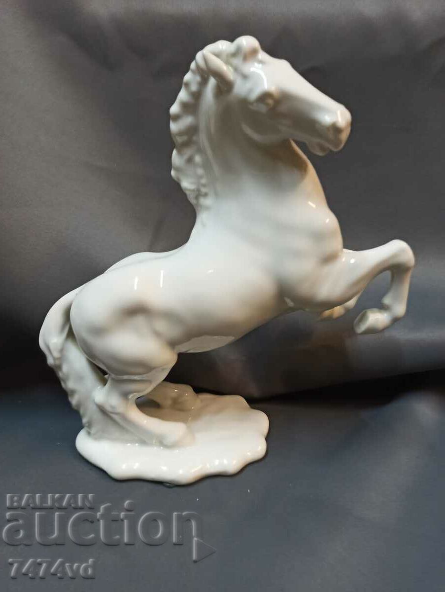 Sculptură din porțelan a unui cal de 20 cm înălțime