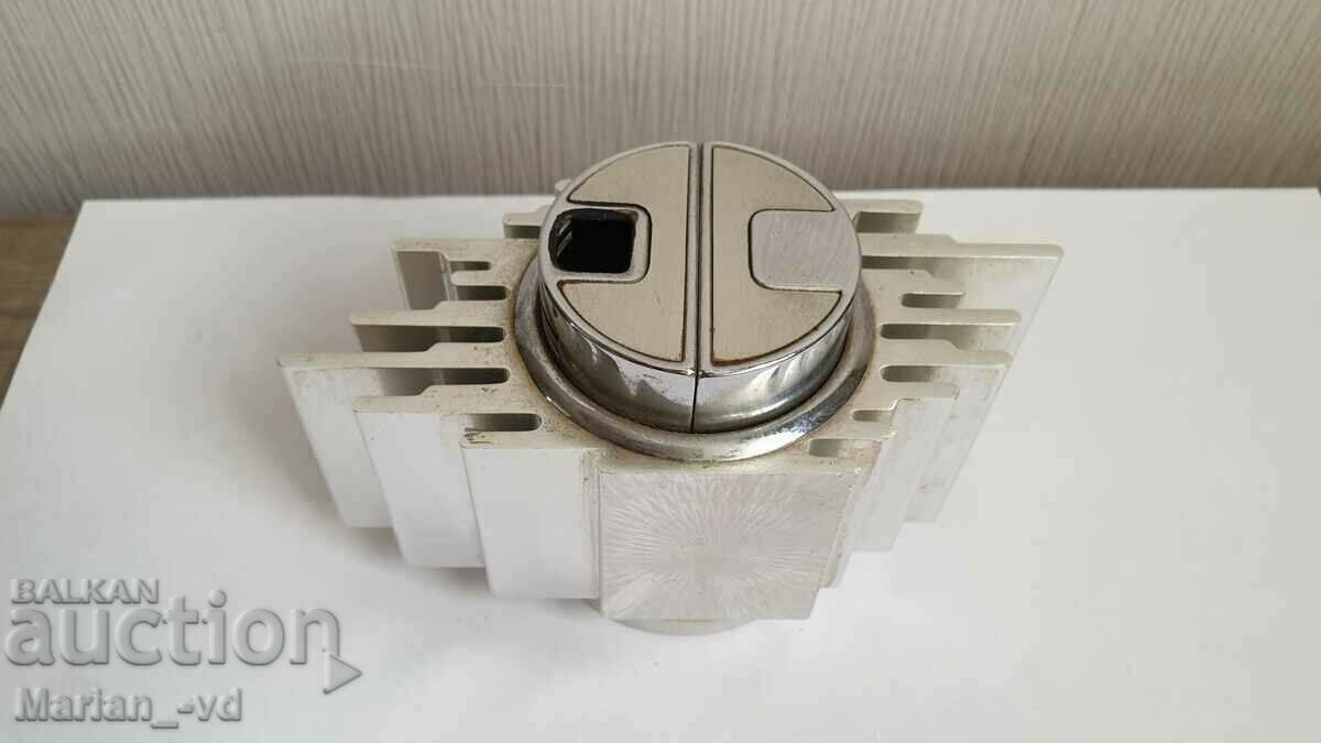 Brichetă de masă din aluminiu, Sarome Piezo Electric, Japonia cu preț 150.00 BGN | € 76.69 Brichetă de masă din aluminiu, Sarome Piezo Electric, Japonia cu preț 150.00 BGN | € 76.69