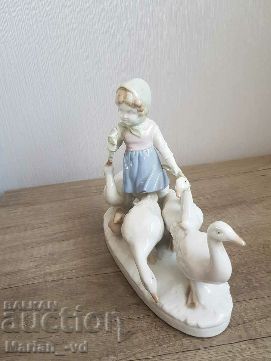 Φιγούρα από πορσελάνη με τιμή 40.00 BGN | € 20.45 Φιγούρα από πορσελάνη με τιμή 40.00 BGN | € 20.45