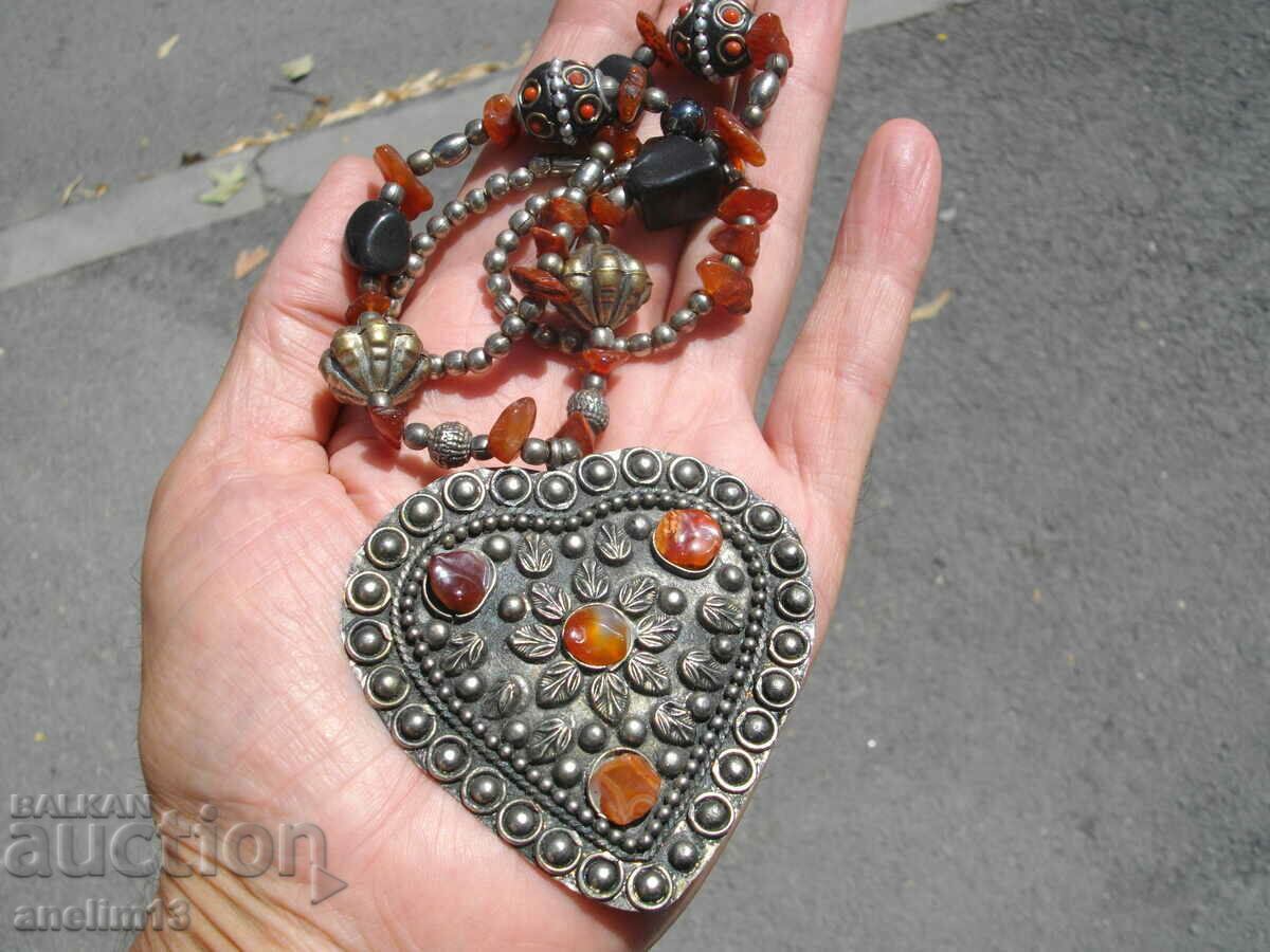 Auction OLD NECKLACE NECKLACE JEWELRY WITH SILVER CLASP Auction OLD NECKLACE NECKLACE JEWELRY WITH SILVER CLASP