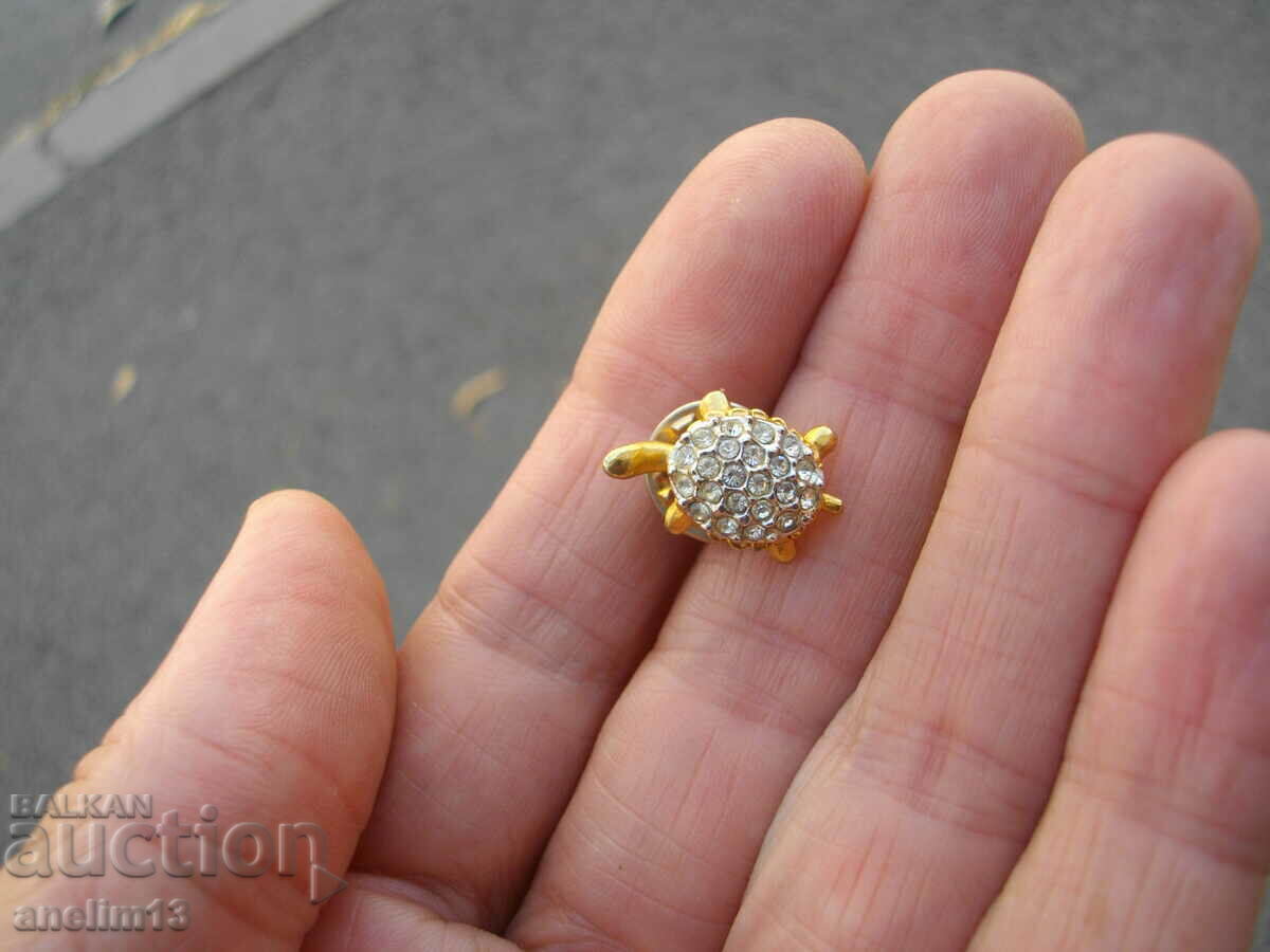 TURTLE BADGE BROOCH