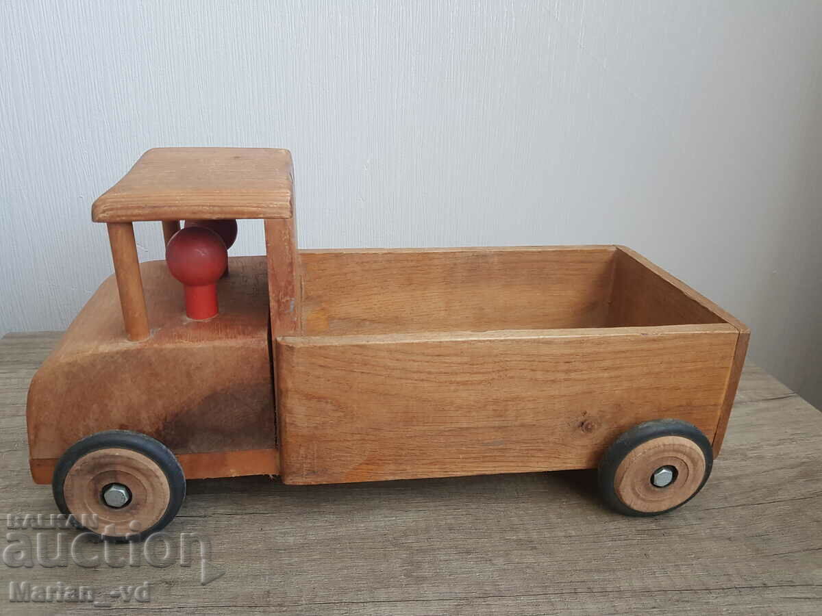 Vechi camion de jucărie din lemn