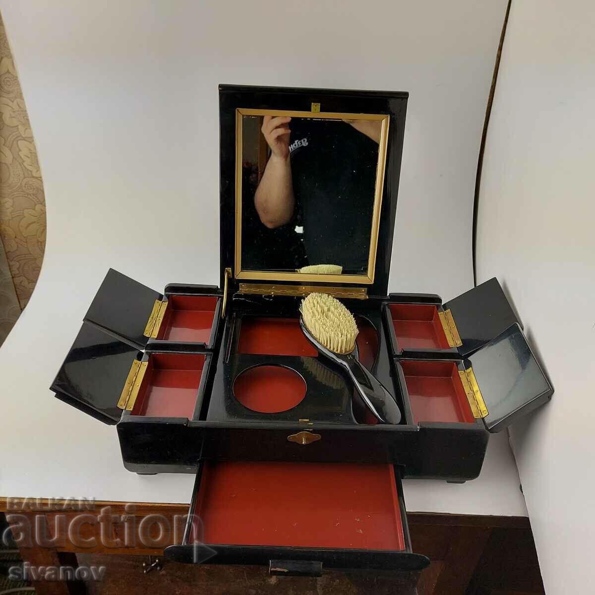 Auction Old Vietnamese wooden makeup and jewelry box #5618 Auction Old Vietnamese wooden makeup and jewelry box #5618