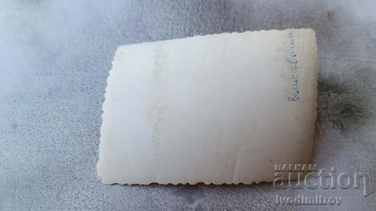 Φωτογραφία Νεαρή γυναίκα στην παραλία με τιμή 1.45 BGN | € 0.74 Φωτογραφία Νεαρή γυναίκα στην παραλία με τιμή 1.45 BGN | € 0.74