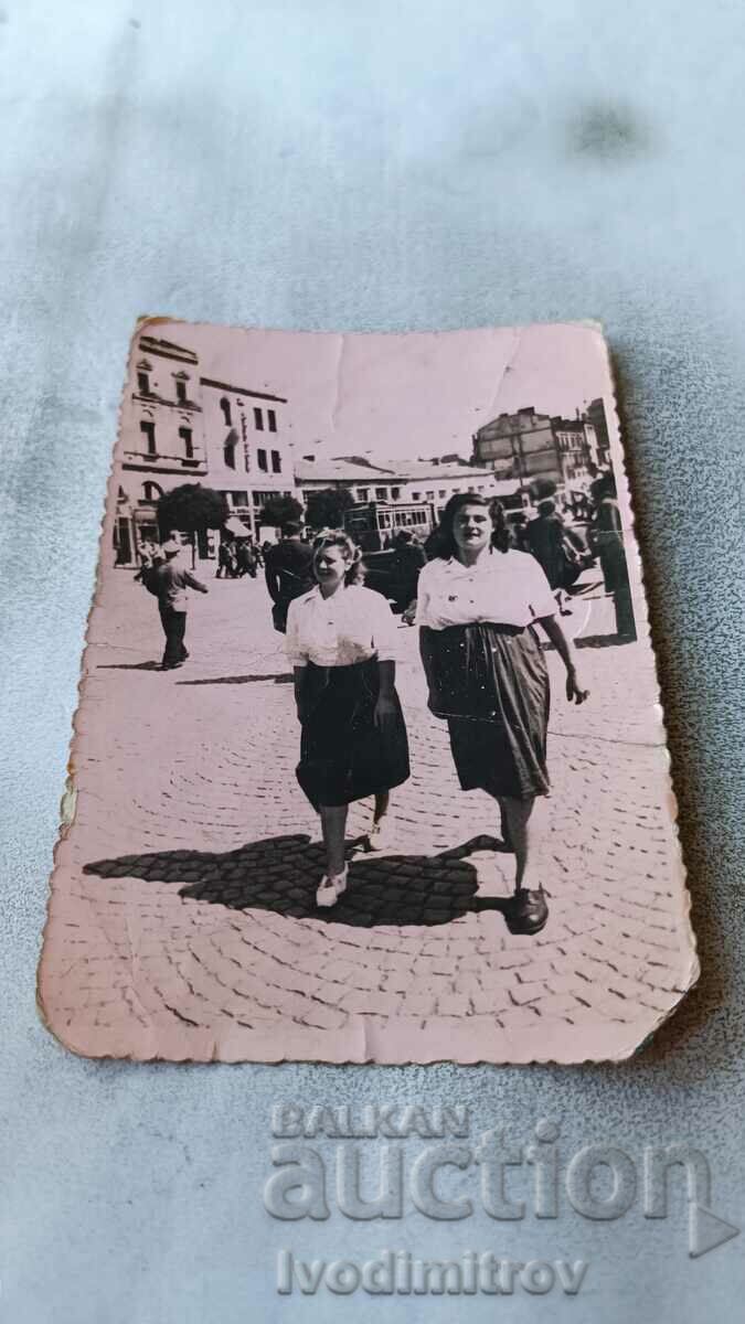 Photo Sofia Two young women on a walk