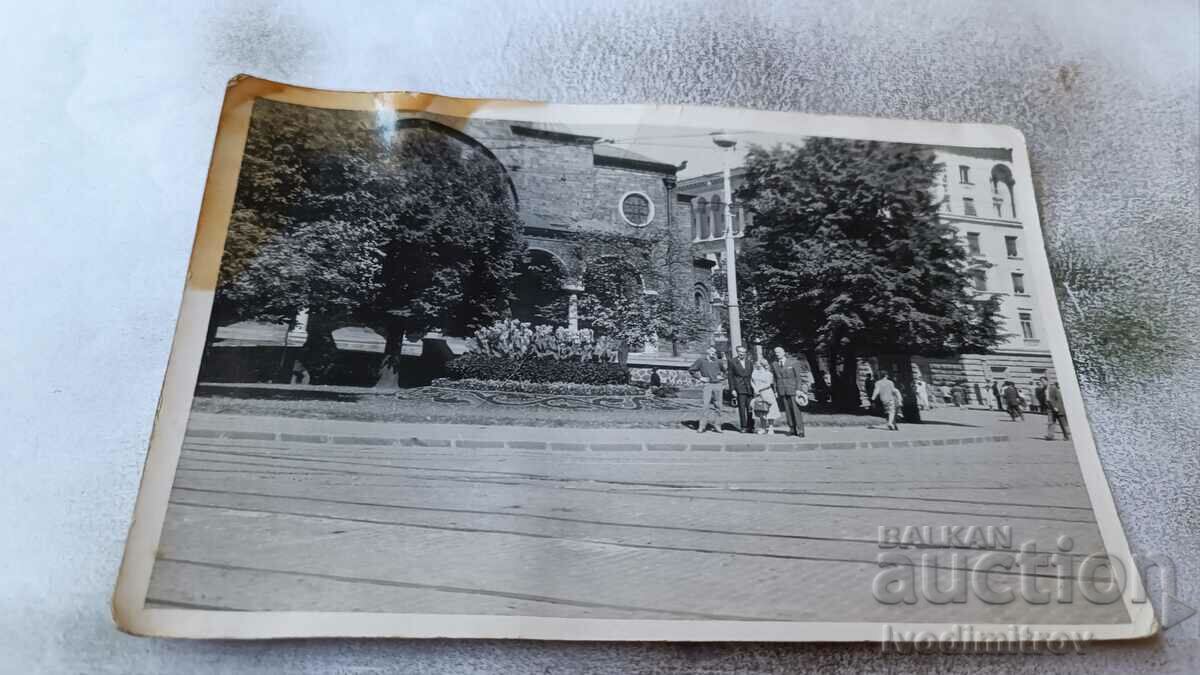 Fotografie Sofia Trei bărbați și o femeie în Piața Sveta Nedelya