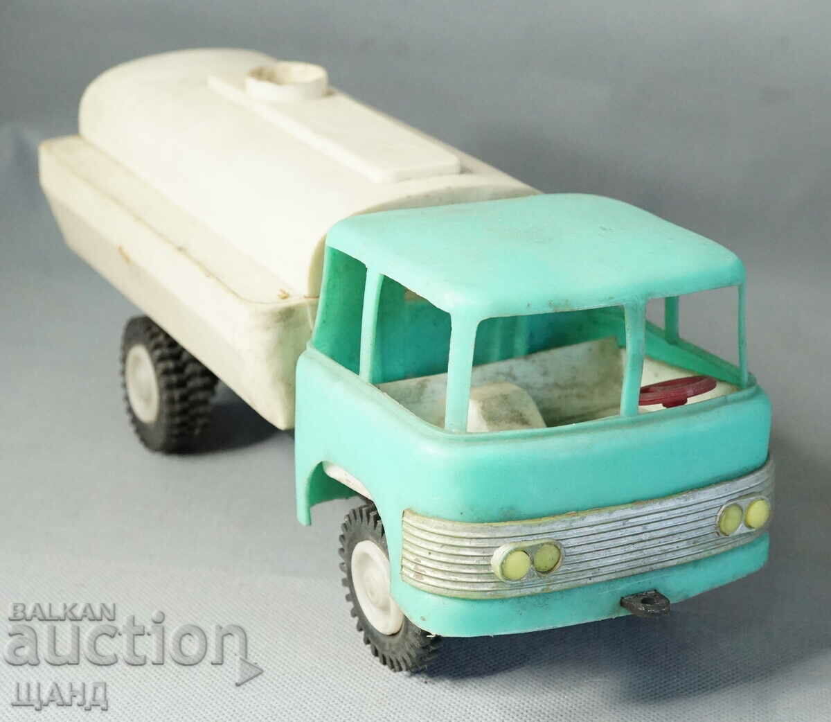 Παλιό βουλγαρικό πλαστικό φορτηγό παιχνιδιών