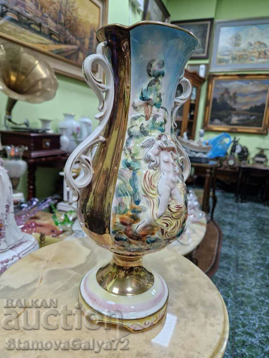 Auction A wonderful antique Italian Capodimonte porcelain vase Auction A wonderful antique Italian Capodimonte porcelain vase