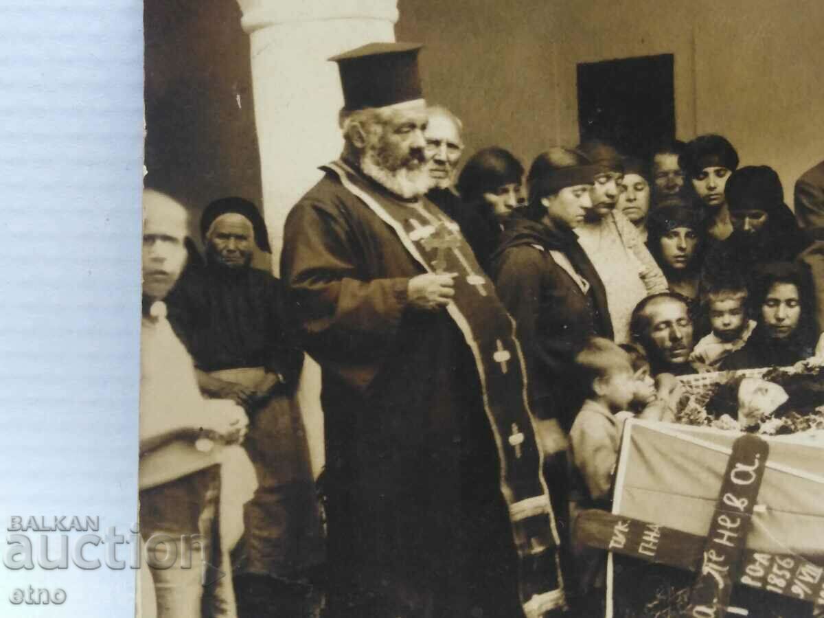 1931 ROYAL PHOTO - FUNERAL, ROPE, PRIEST - 5 1931 ROYAL PHOTO - FUNERAL, ROPE, PRIEST - 5