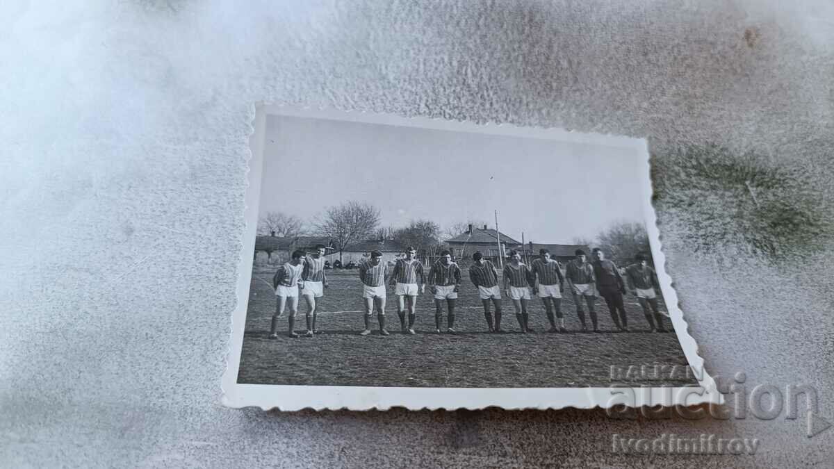 Foto Echipa de fotbal pe un stadion din sat