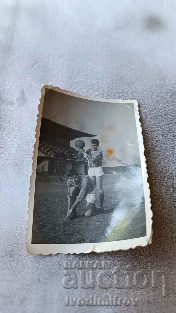 Снимка Двама футболисти на селски стадион