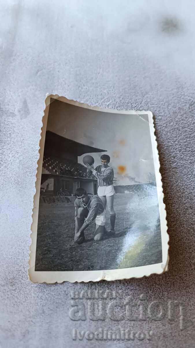 Foto Doi jucători de fotbal pe un stadion din sat