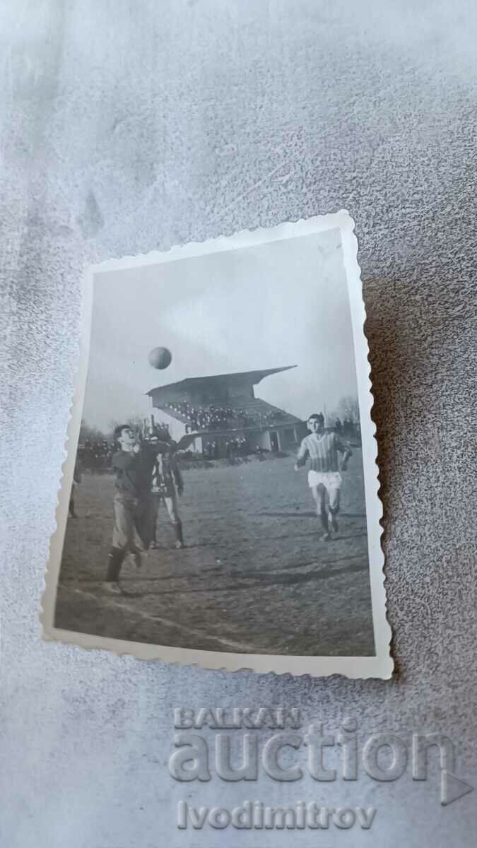 Fotografie Un meci de fotbal pe un stadion din sat