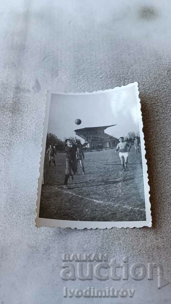 Fotografie Un meci de fotbal pe un stadion din sat