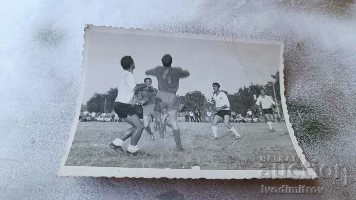 Fotografie Un meci de fotbal pe un stadion din sat