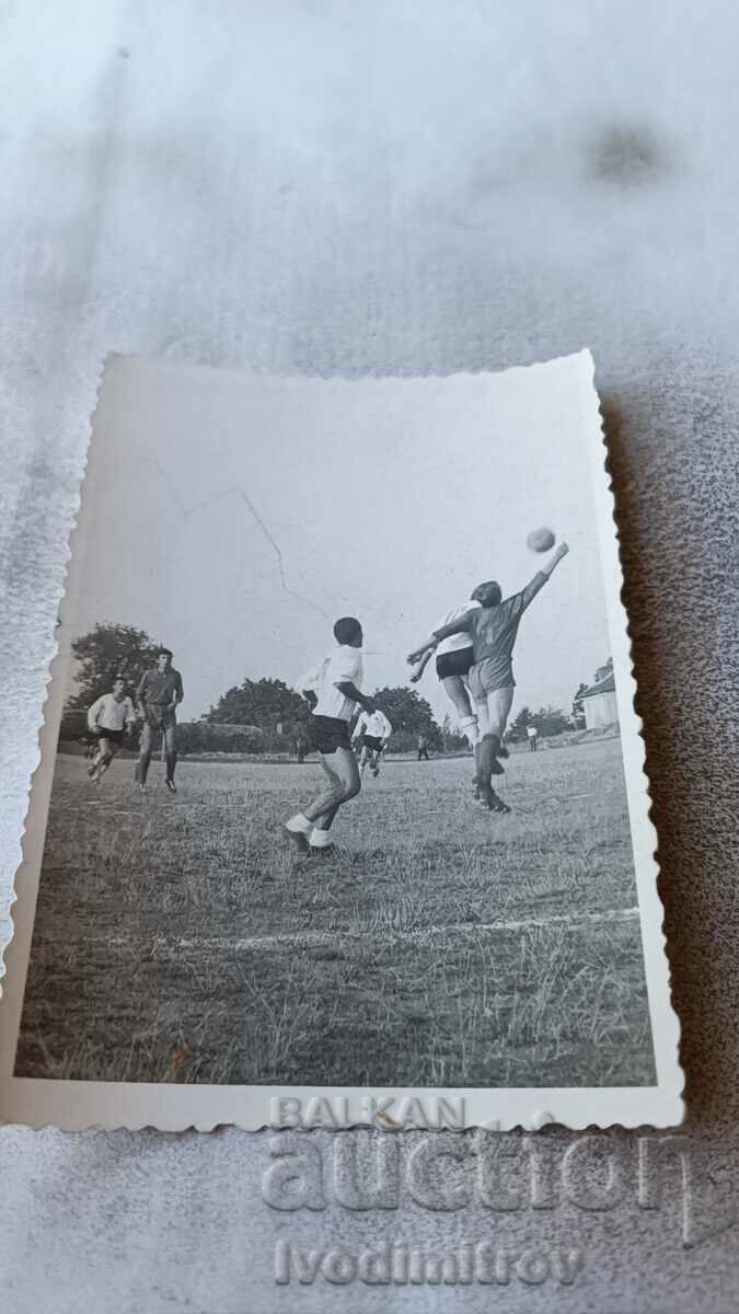 Fotografie Un meci de fotbal pe un stadion din sat