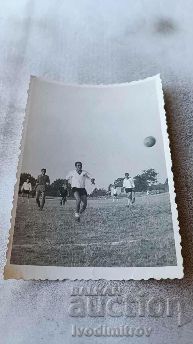 Fotografie Un meci de fotbal pe un stadion din sat