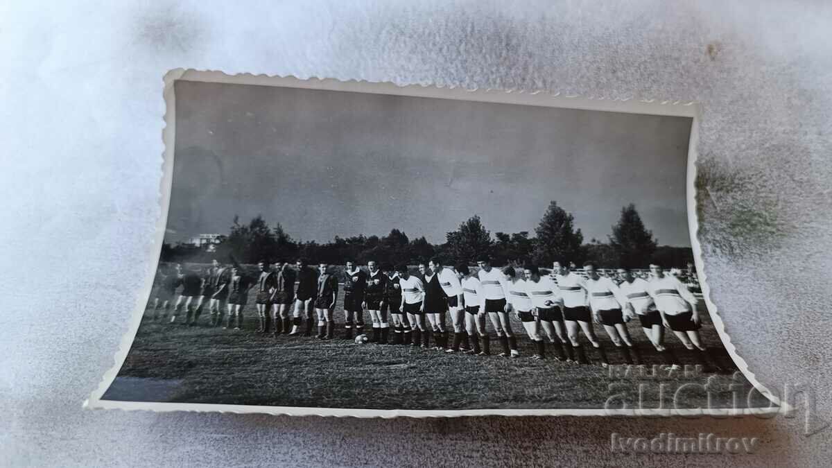 Φωτογραφία Ομάδες ποδοσφαίρου και διαιτητές πριν από την έναρξη ενός ποδοσφαιρικού αγώνα