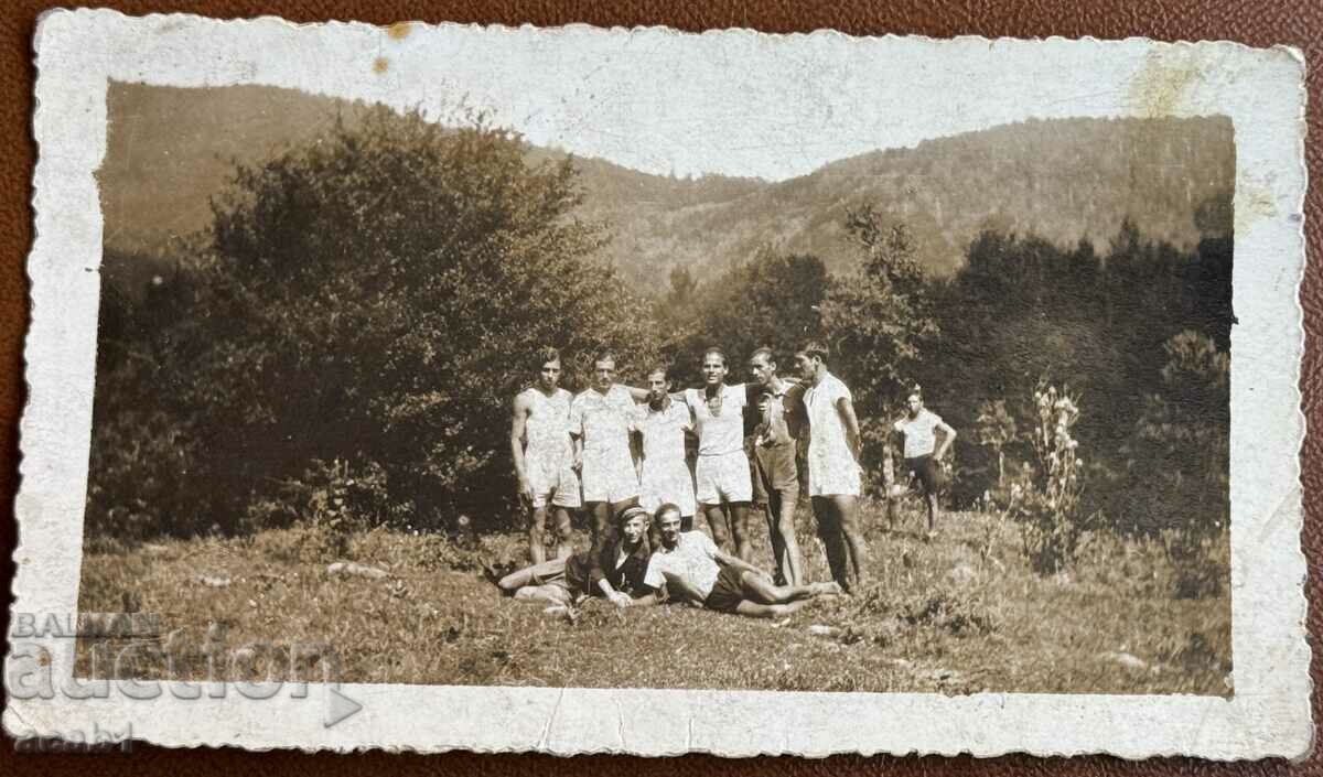 Gorge A group of friends on a meadow