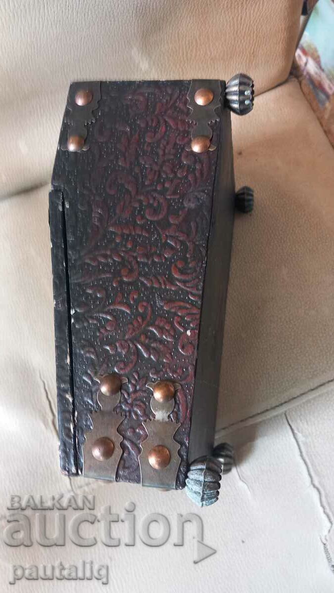 WOODEN WATCH BOX WITH HARDWARE - 5 WOODEN WATCH BOX WITH HARDWARE - 5