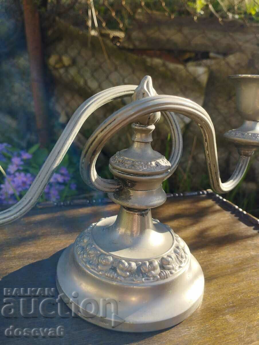 Παράδοση Vintage κηροπήγιο από τα μέσα του περασμένου αιώνα. Παράδοση Vintage κηροπήγιο από τα μέσα του περασμένου αιώνα.