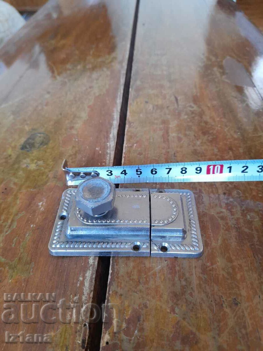 Încuietoare suplimentară veche, zăvor cu preț 22.00 BGN | € 11.25 Încuietoare suplimentară veche, zăvor cu preț 22.00 BGN | € 11.25