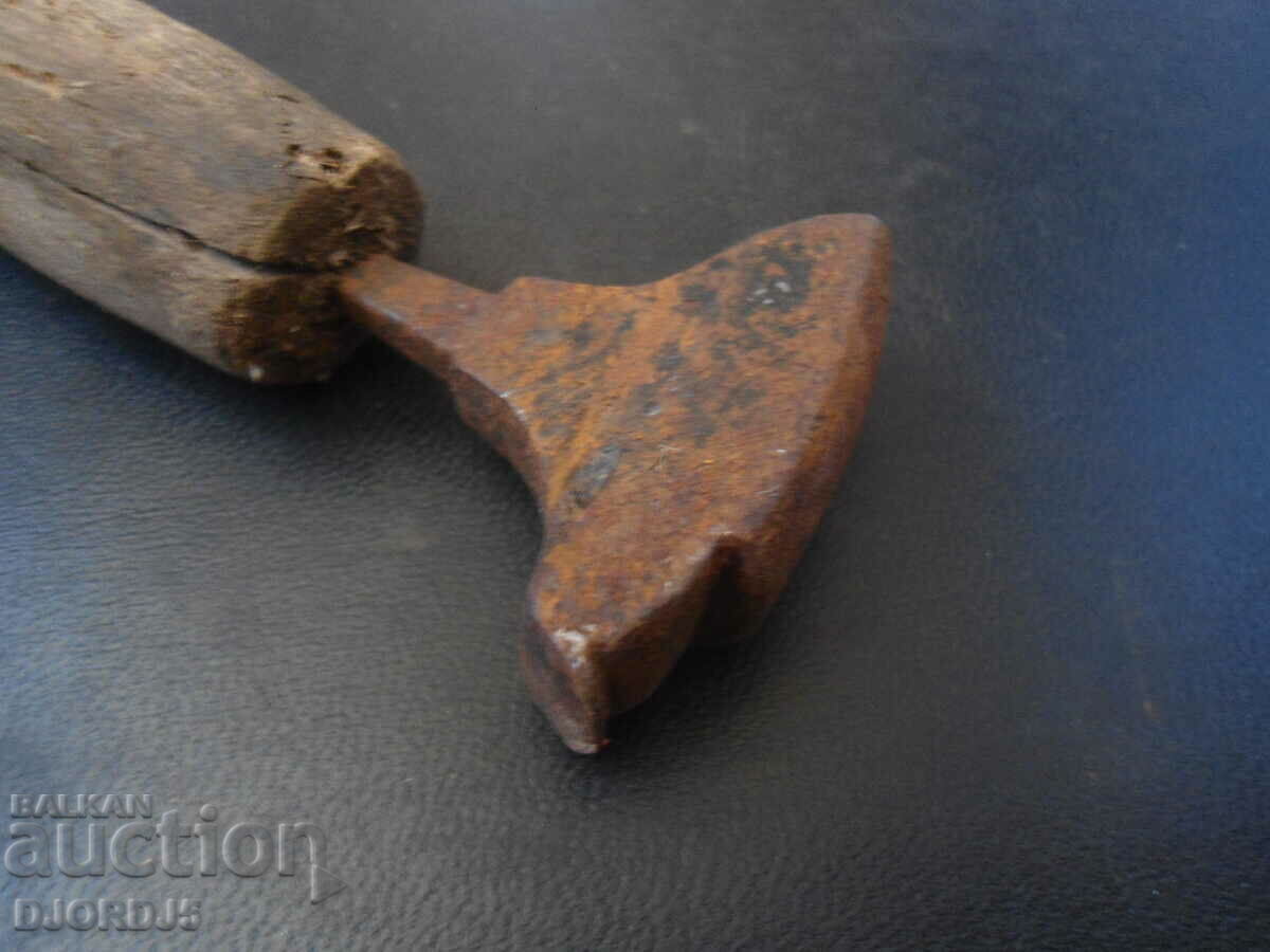 Auction An old craft tool Auction An old craft tool