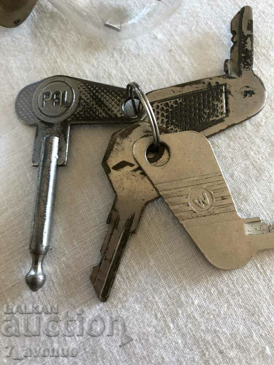 КЛЮЧОВЕ и др. с цена 30.00 лв. | € 15.34 КЛЮЧОВЕ и др. с цена 30.00 лв. | € 15.34