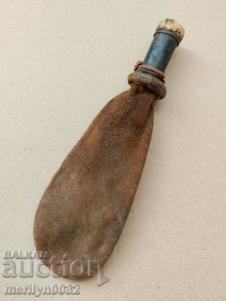 Μια παλιά δερμάτινη μπαρουτοθήκη για τον Pishtov με τιμή 69.00 BGN | € 35.28 Μια παλιά δερμάτινη μπαρουτοθήκη για τον Pishtov με τιμή 69.00 BGN | € 35.28