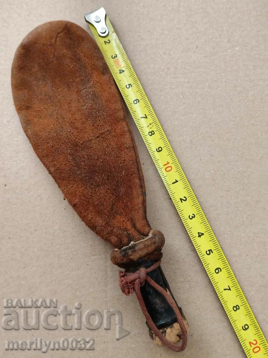 Δημοπρασία Μια παλιά δερμάτινη μπαρουτοθήκη για τον Pishtov Δημοπρασία Μια παλιά δερμάτινη μπαρουτοθήκη για τον Pishtov