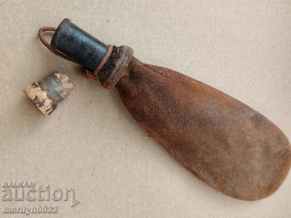 Παράδοση Μια παλιά δερμάτινη μπαρουτοθήκη για τον Pishtov Παράδοση Μια παλιά δερμάτινη μπαρουτοθήκη για τον Pishtov