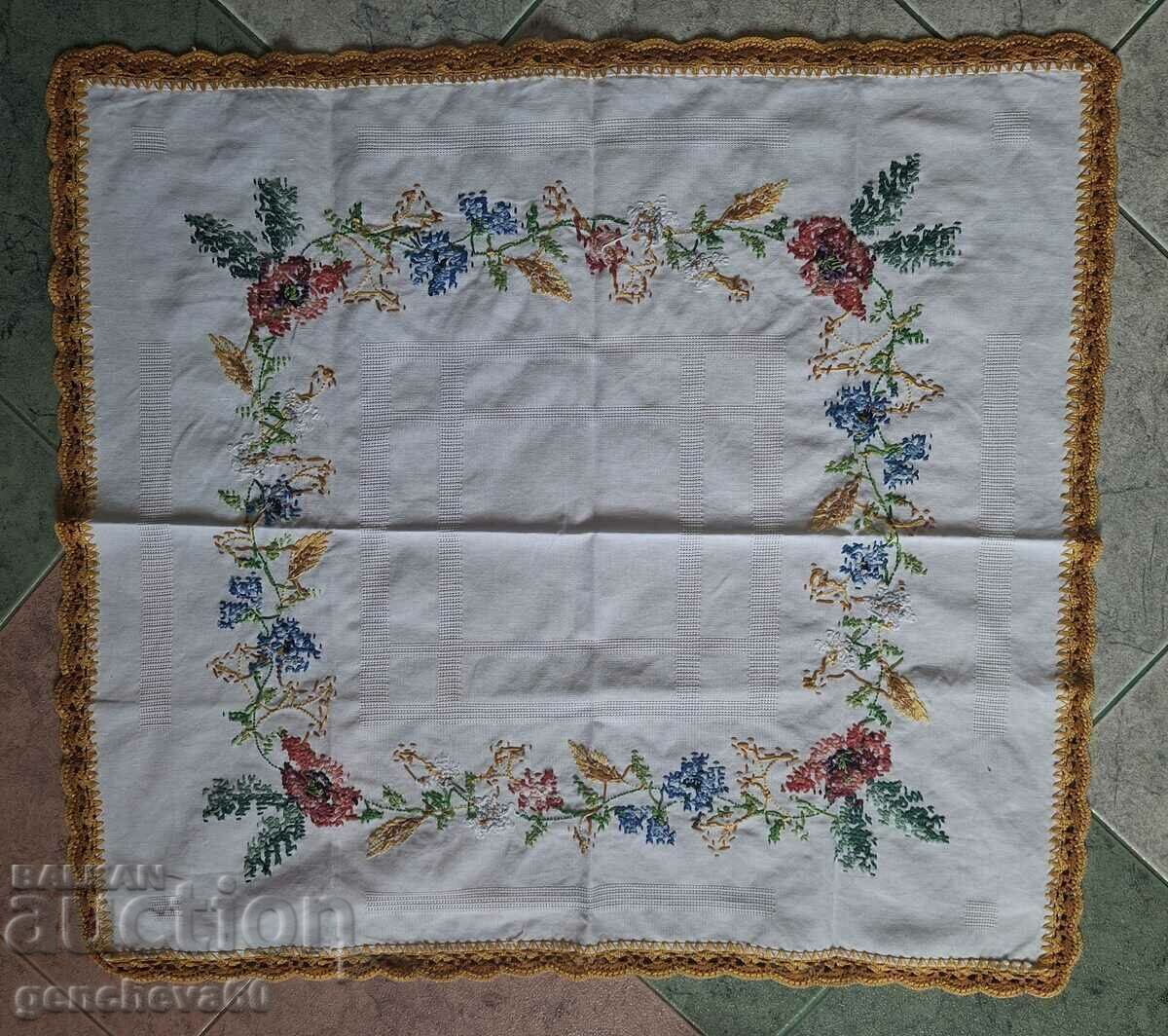 Frumoasă față de masă vintage brodată cu dantelă cu preț 30.00 BGN | € 15.34 Frumoasă față de masă vintage brodată cu dantelă cu preț 30.00 BGN | € 15.34