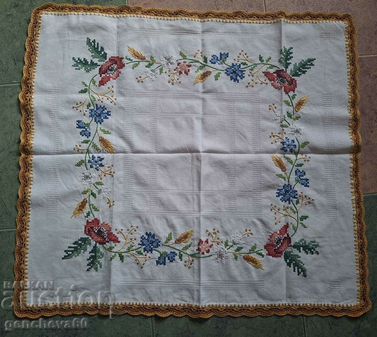 Frumoasă față de masă vintage brodată cu dantelă - 5 Frumoasă față de masă vintage brodată cu dantelă - 5