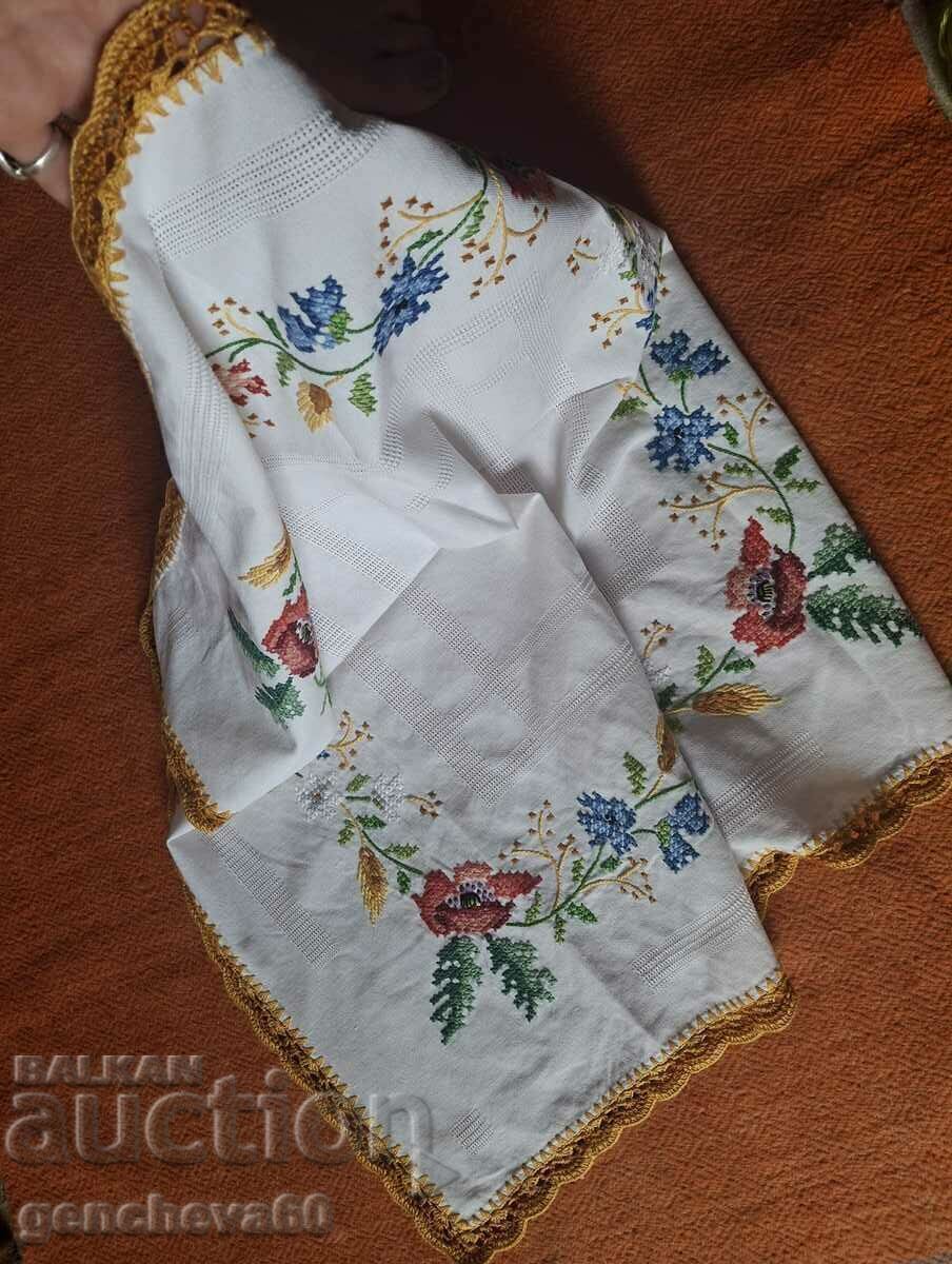 Frumoasă față de masă vintage brodată cu dantelă - 6 Frumoasă față de masă vintage brodată cu dantelă - 6