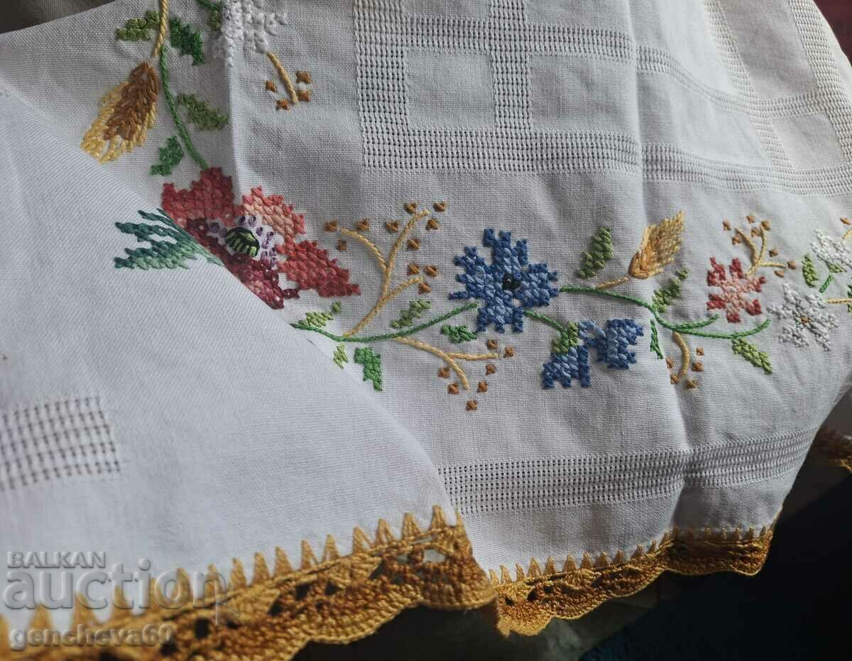 Frumoasă față de masă vintage brodată cu dantelă - 7 Frumoasă față de masă vintage brodată cu dantelă - 7