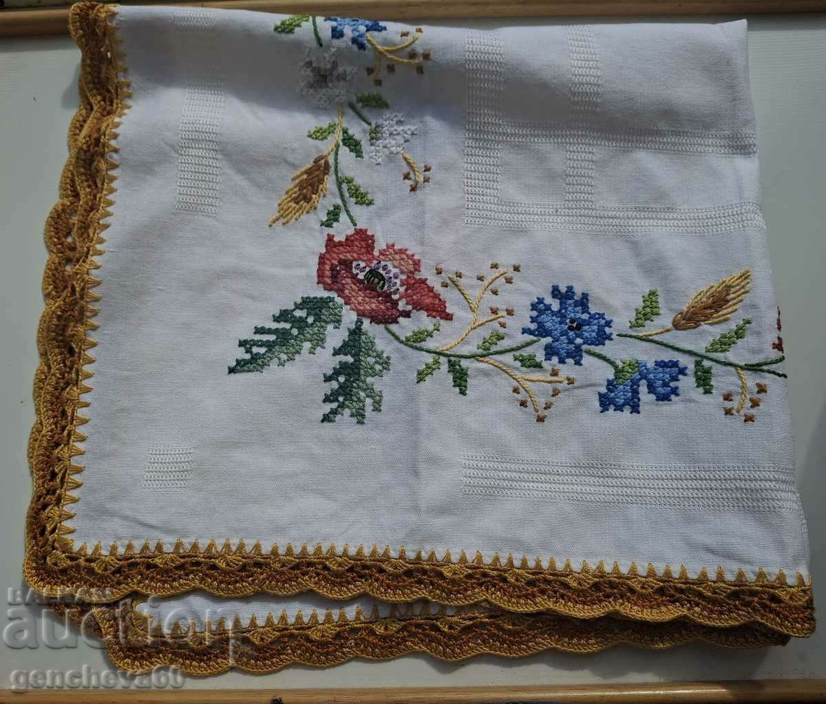 Frumoasă față de masă vintage brodată cu dantelă Frumoasă față de masă vintage brodată cu dantelă