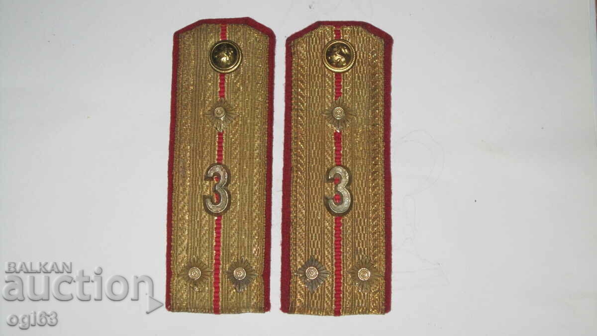 Royal epaulettes 84