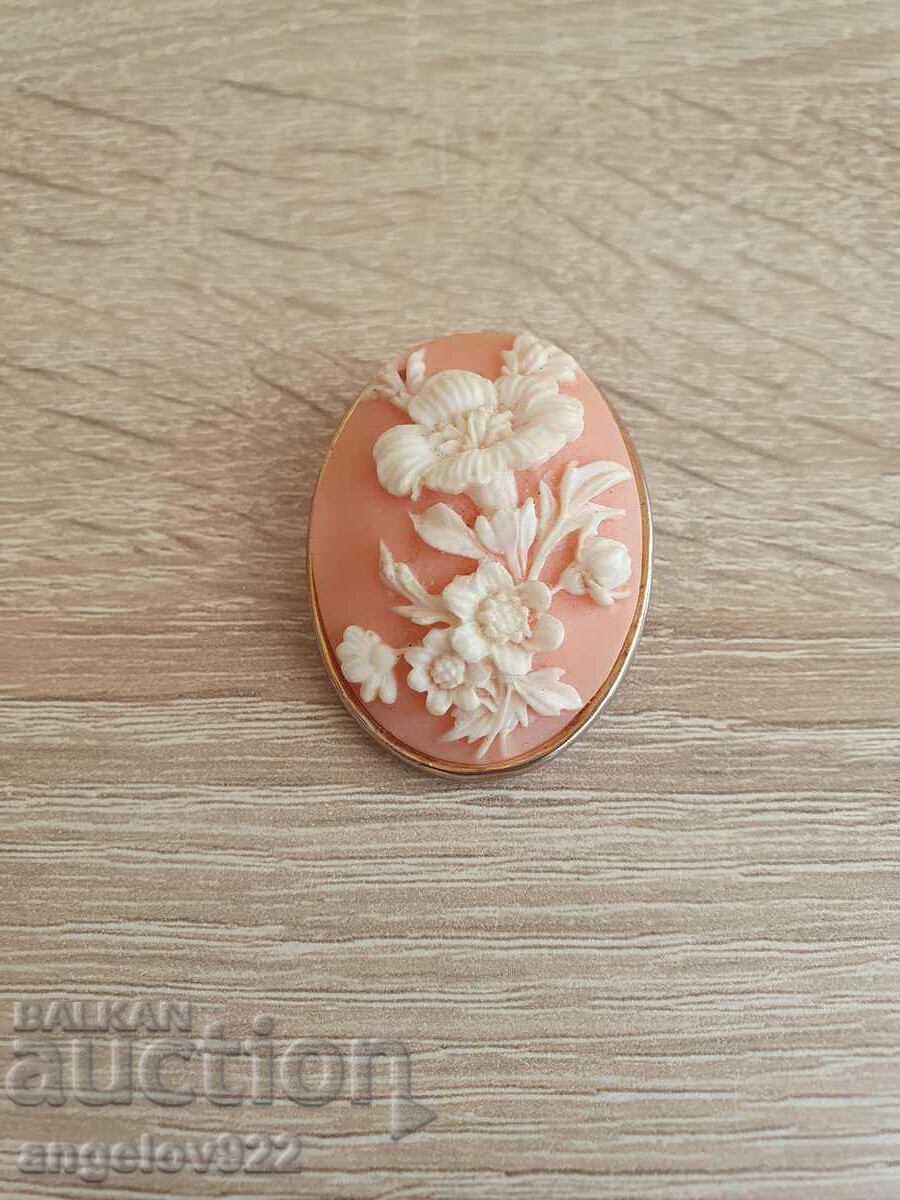 Vintage cameo brooch!