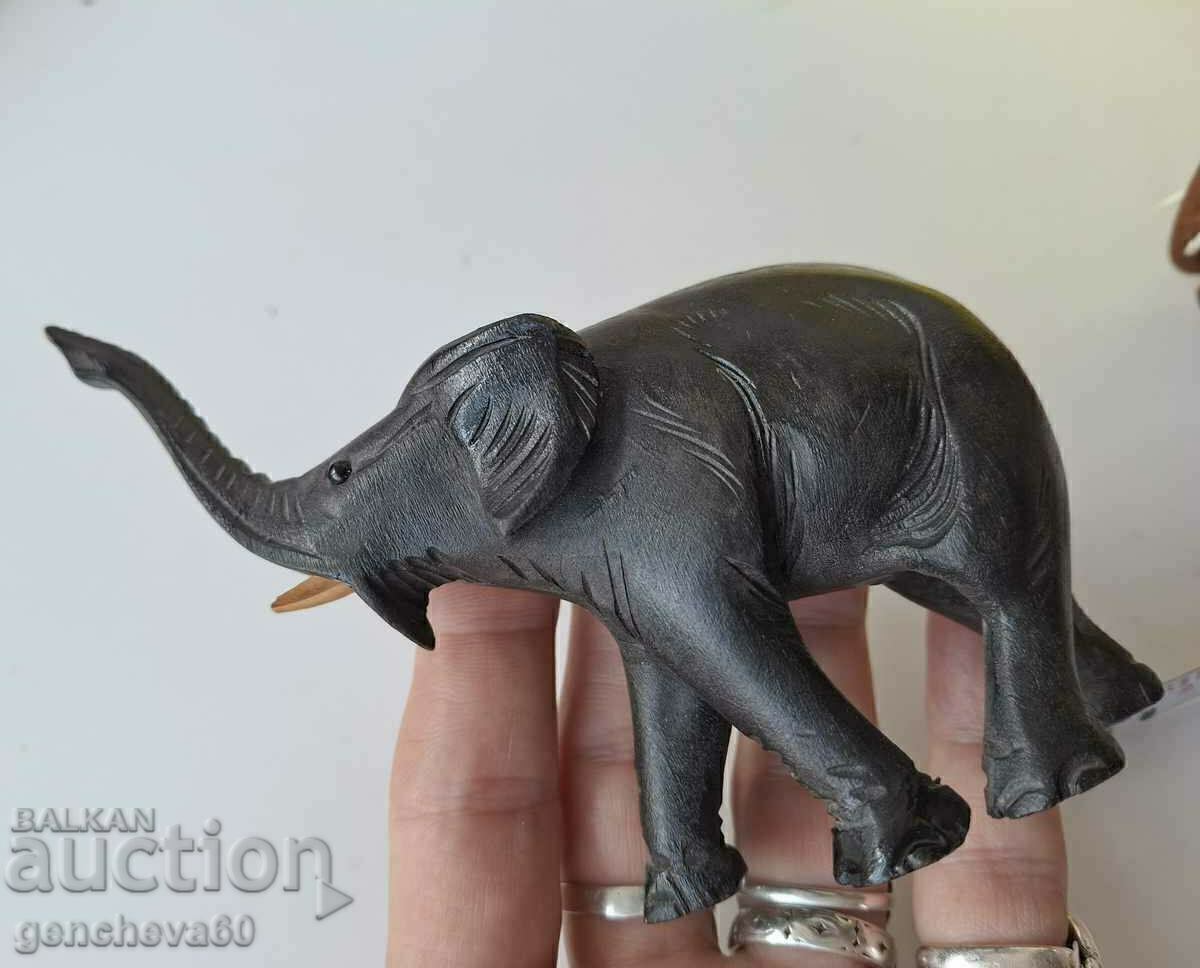 Delivery of Wooden elephant figures made of ebony/mahogany