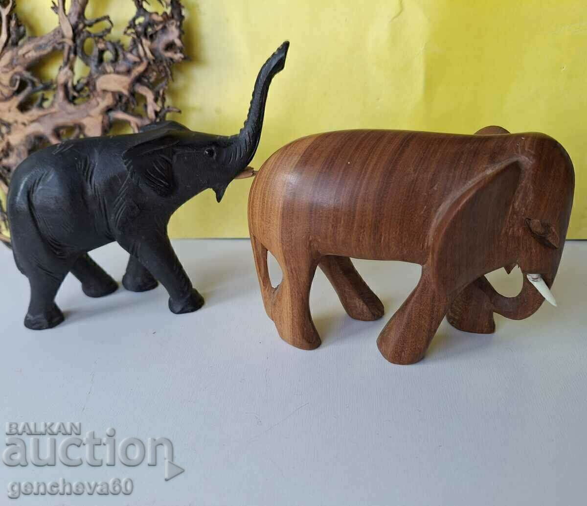 Wooden elephant figures made of ebony/mahogany