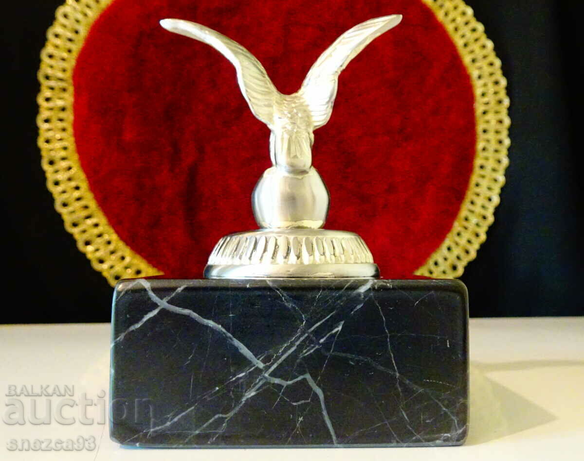 Auction  Statuette Eagle made of pewter with marble, label.