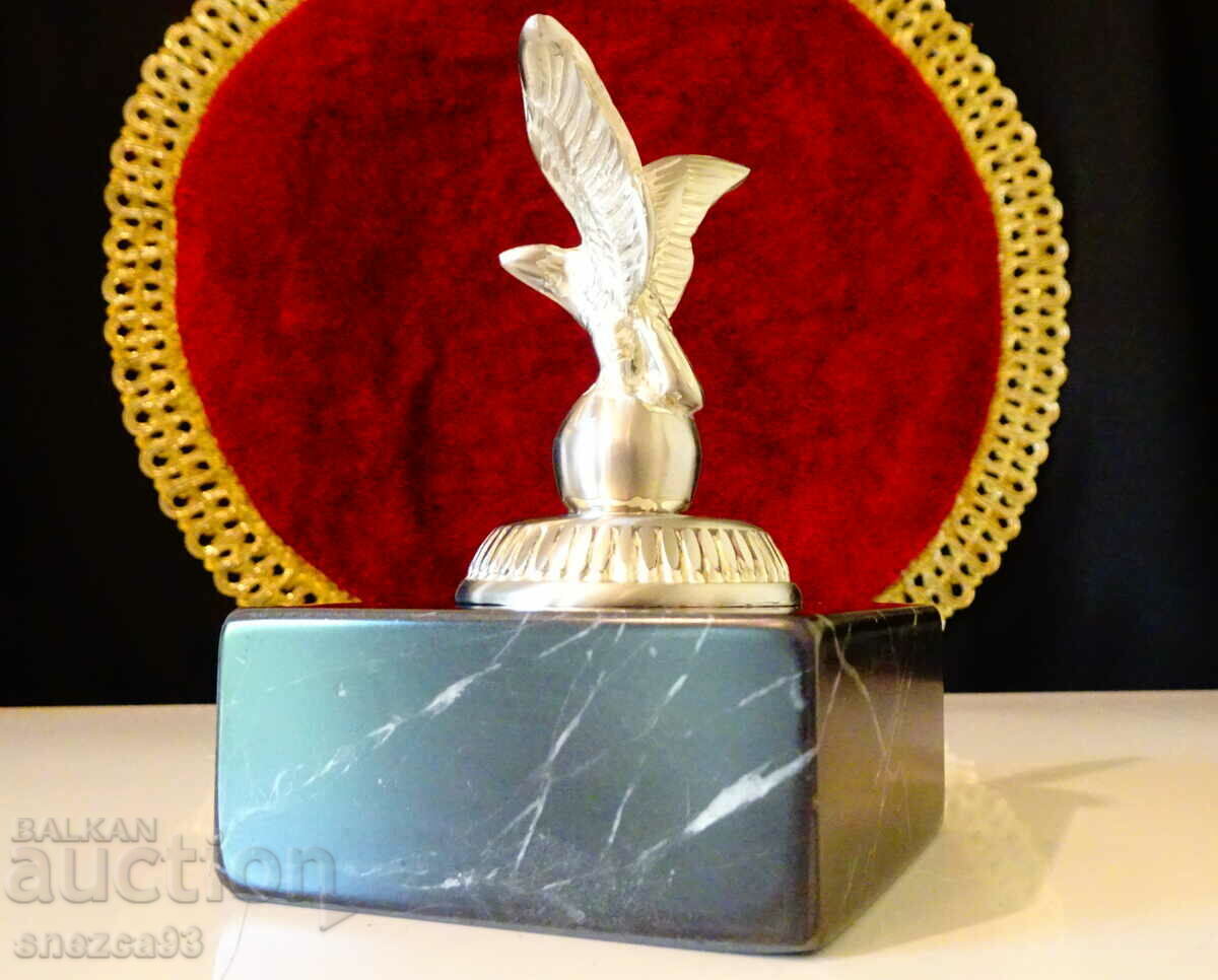 Delivery of Statuette Eagle made of pewter with marble, label.